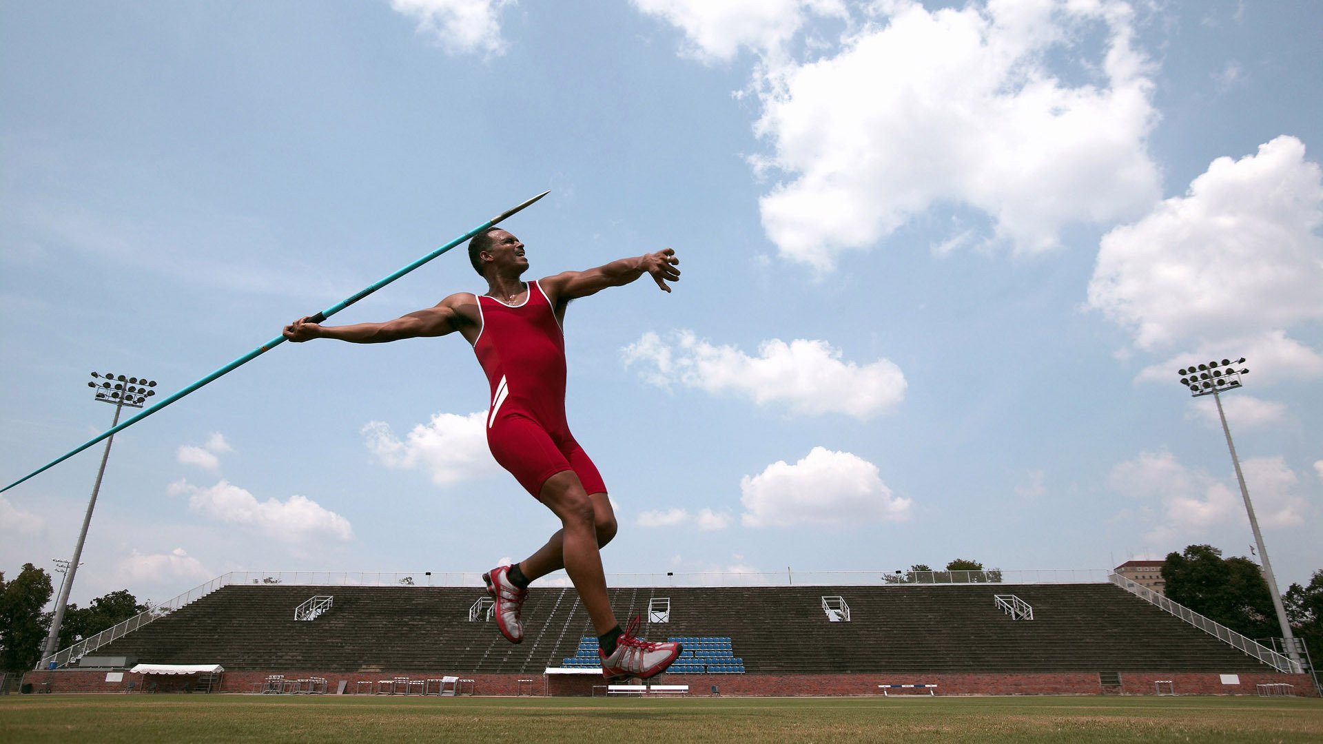 双城记，塞维利亚的战术铁幕与莱奥的街道狂想曲
